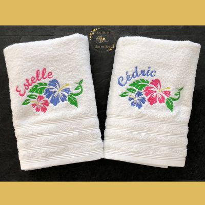 Serviette de bain en bambou personnalisée • Broderie prénom + motif hibiscus • Cadeau artisanal