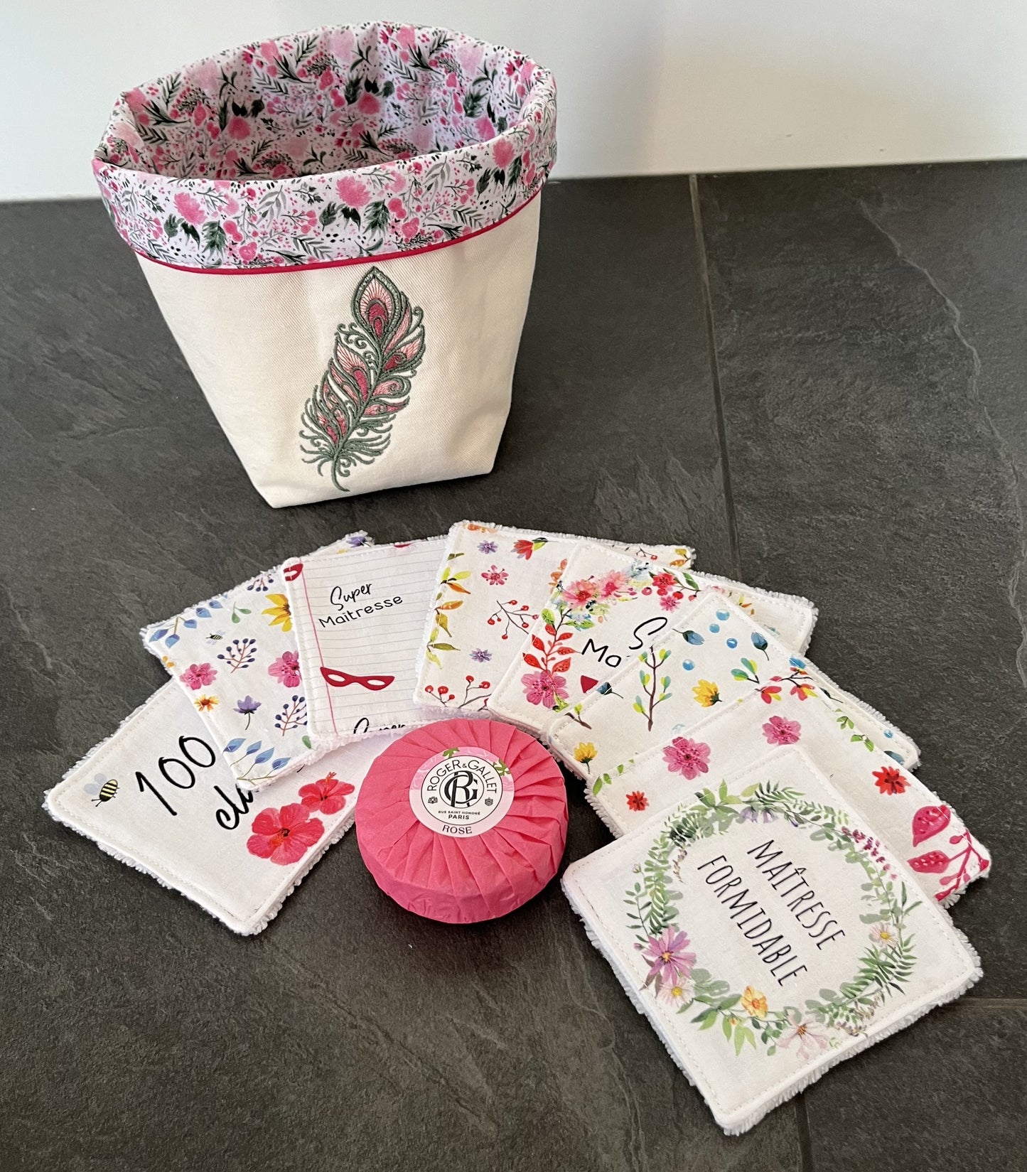 Panier Cocooning Artisanal – Broderie Plume + 8 Lingettes + Savon Roger & Gallet