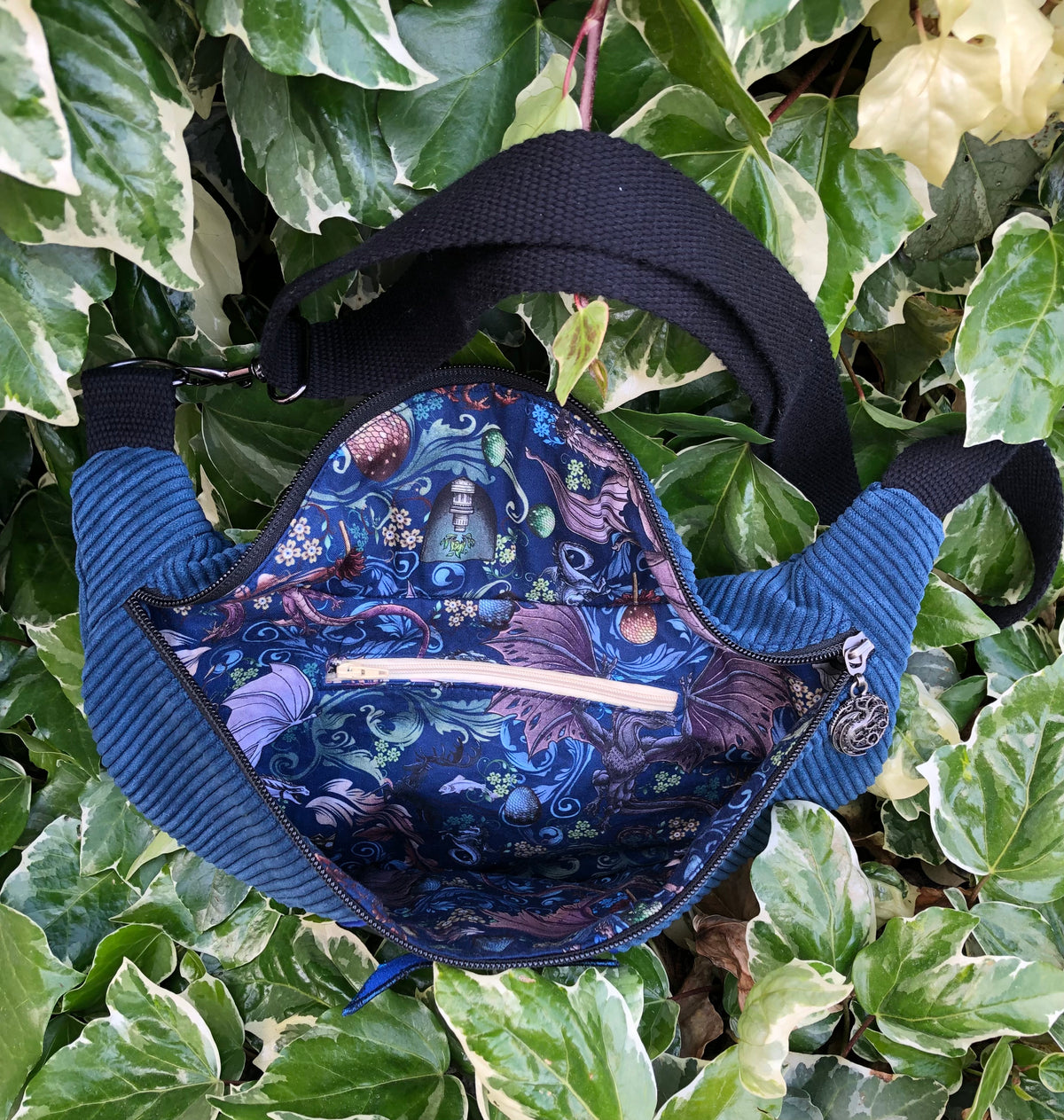 Sac banane brodé – Dragon bleu – Pièce unique – Intérieur Game of Thrones