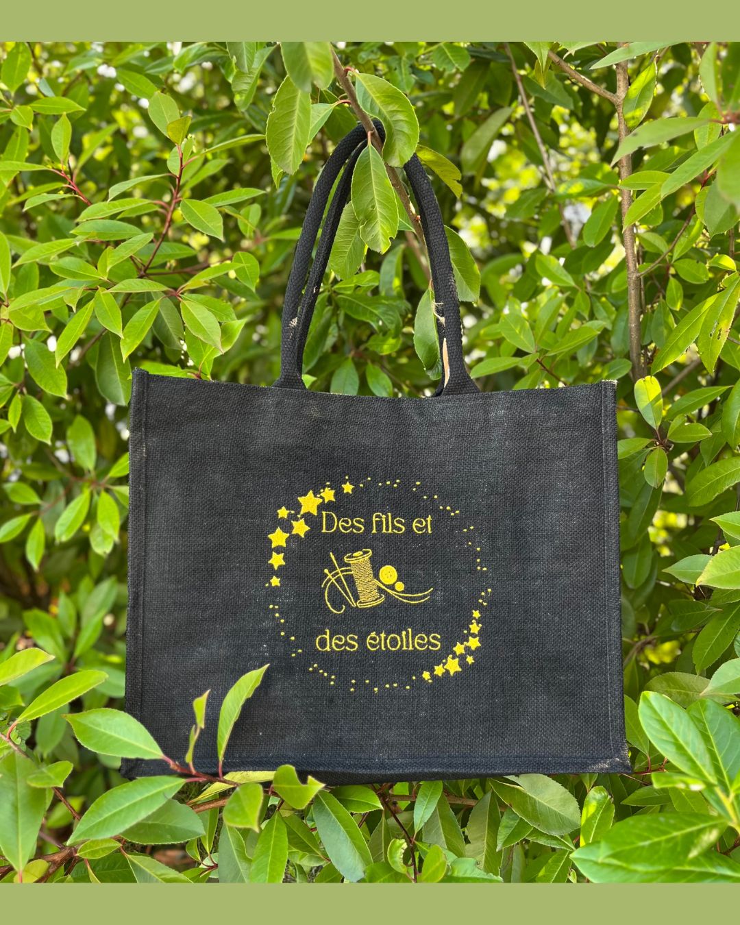 Sac en toile de jute noire brodée – "Des fils et des étoiles" – Fil doré