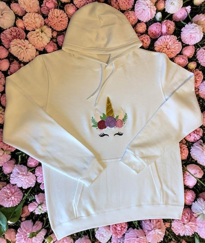 🦄✨ Sweat adulte brodé – Licorne florale