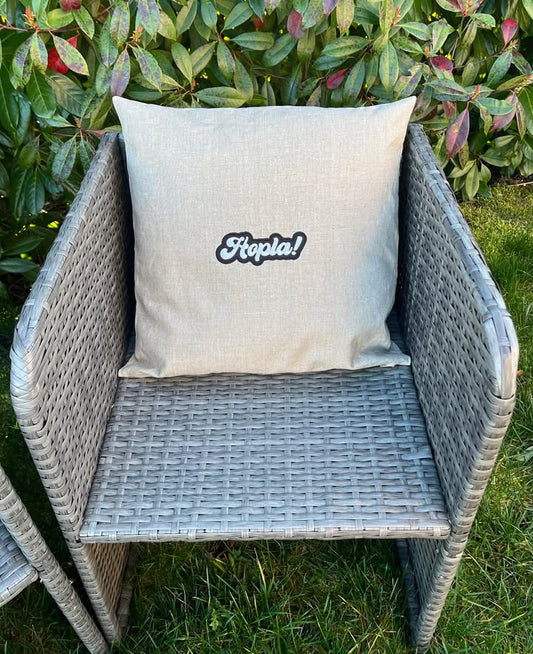 Coussin brodé “Hopla” – Appliqué sur lin enduit pailleté doré – 45×45 cm