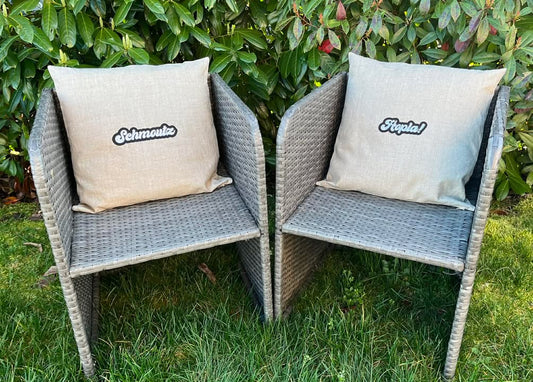 Coussin brodé “Hopla” – Appliqué sur lin enduit pailleté doré – 45×45 cm