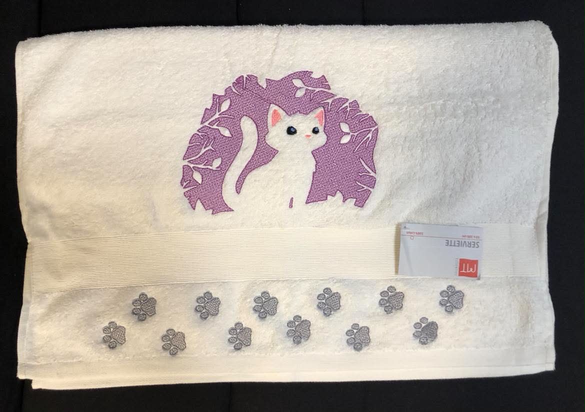 Serviette brodée embossée – Motif Chat • Douceur & Relief 3D