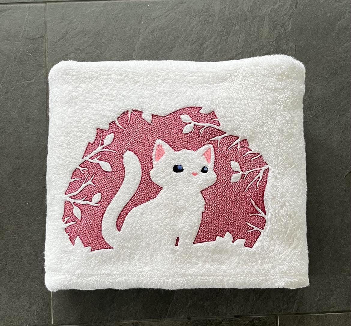 Serviette brodée embossée – Motif Chat • Douceur & Relief 3D