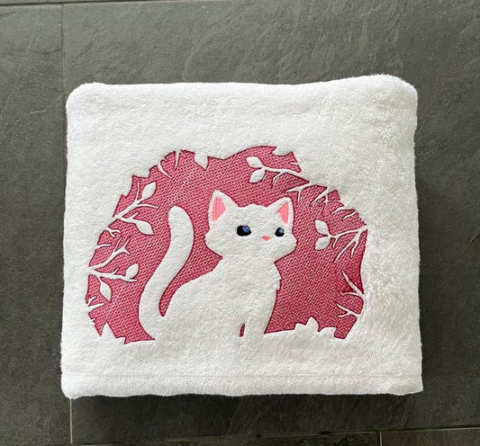 Serviette brodée embossée – Motif Chat • Douceur & Relief 3D