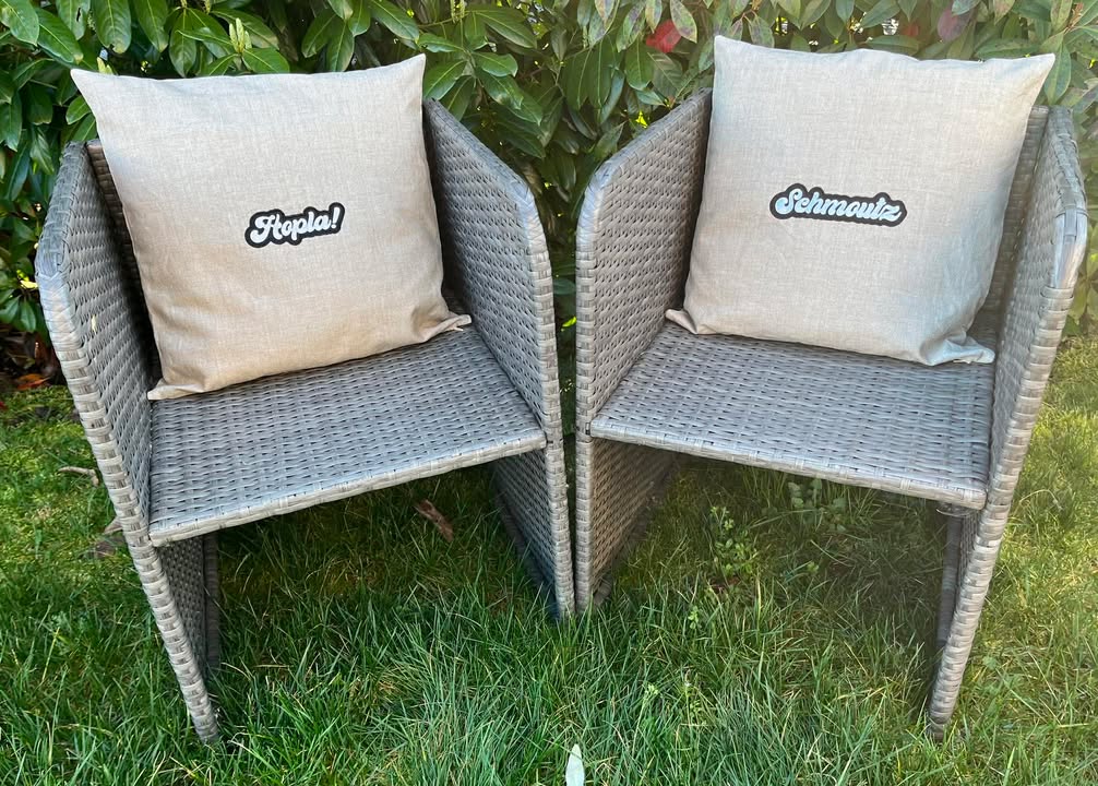 Coussin brodé “Schmoutz” – Appliqué sur lin enduit pailleté doré – 45×45 cm