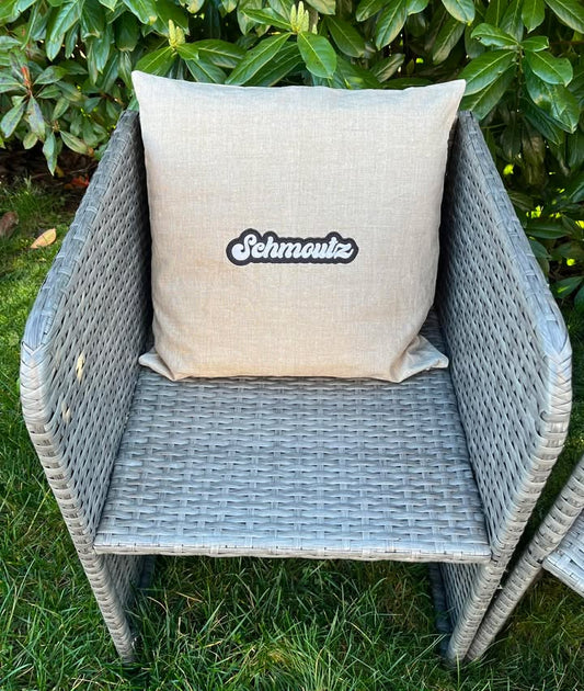 Coussin brodé “Schmoutz” – Appliqué sur lin enduit pailleté doré – 45×45 cm